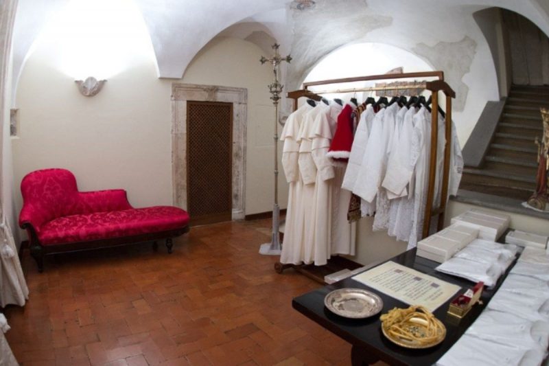 Sala das Lágrimas A Sala das Lágrimas é o primeiro passo do Papa rumo ao ministério petrino