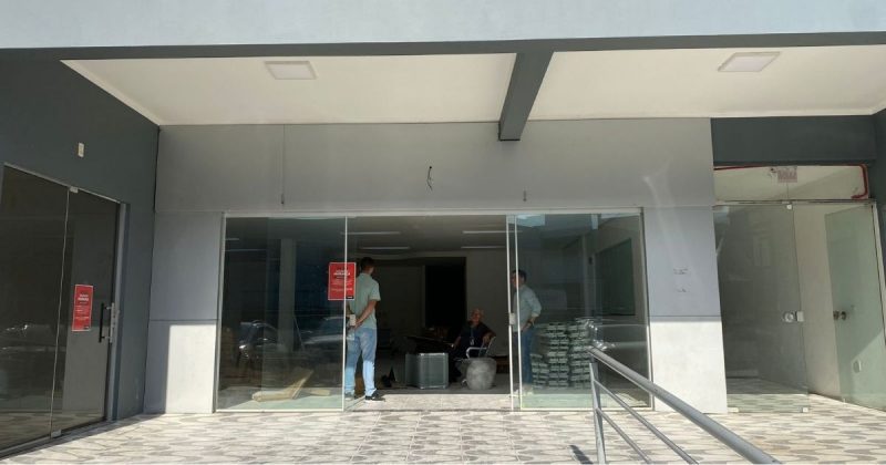 Ambulatório de Praia Grande Imagem da sala de triagem vista de fora e em construção, para fazer referência ao fato dela ser inaugurada no dia 1° de junho