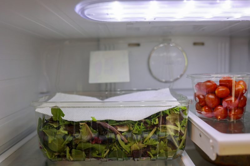 Papel toalha na salada Papel toalha na salada dentro de uma geladeira