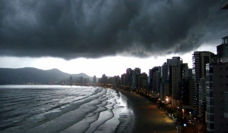 Tempestade se formando em Balneário Camboriú Inmet emitiu alerta amarelo para tempestades em Santa Catarina