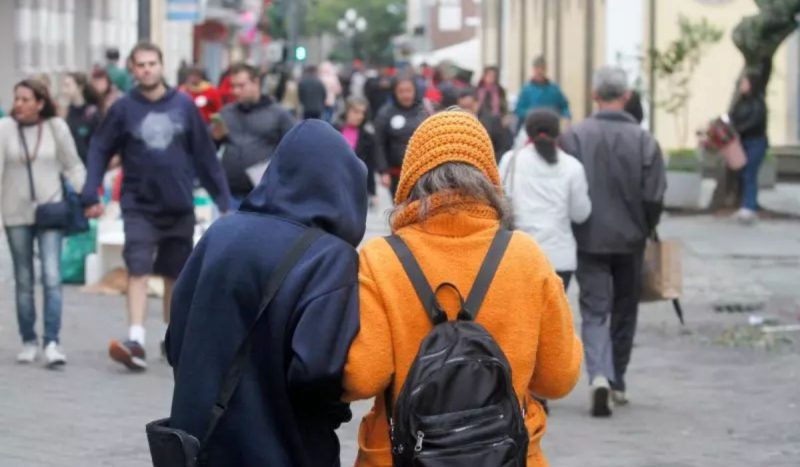 Pessoas andando de casaco no Centro de Florianópolis 'Efeito cebola' volta a atingir SC com aproximação de nova frente fria