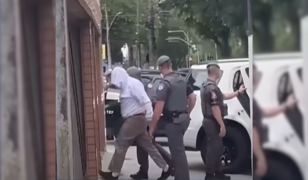 Samir Carvalho entrou na clínica usando casaco com capuz para não mostrar o rosto Samir Carvalho entrou na clínica usando casaco com capuz para não mostrar o rosto