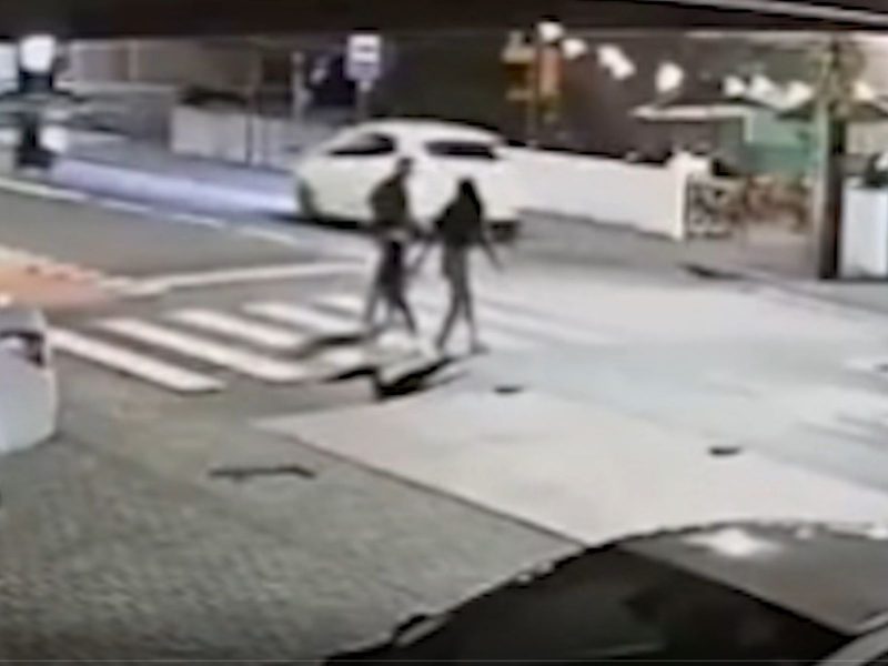 Atropelamento em faixa de pedestre Homem é atropelado em faixa de pedestres por carro no bairro Velha. Imagem mostra três pessoas atravessando faixa, além de alguns carros na via