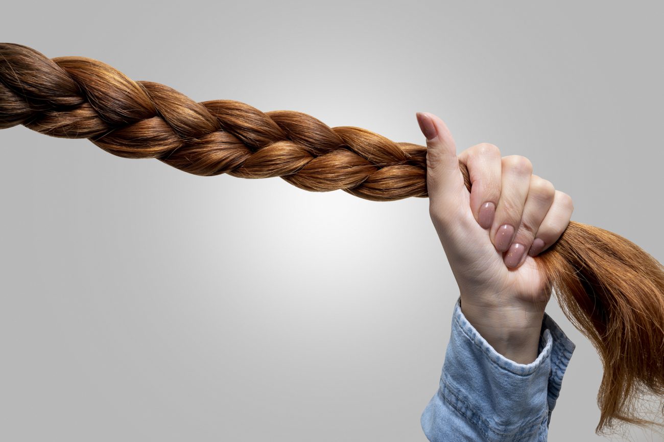 trança de cabelo Mulher segurando sua trança de cabelo