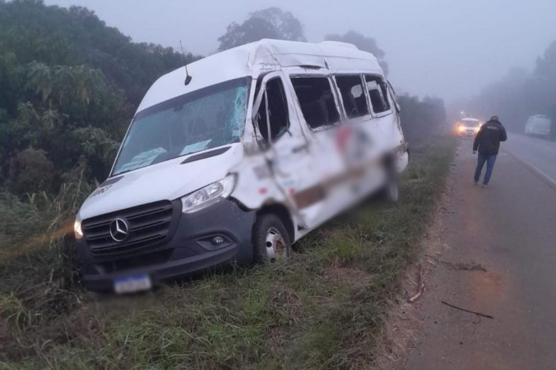 Seis pessoas ficam feridas em acidente entre micro-ônibus e van em SC Seis pessoas ficam feridas em acidente entre micro-ônibus e van em SC
