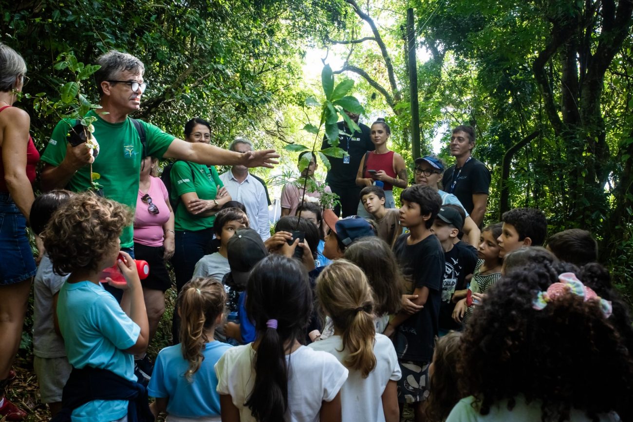 Imagem de várias crianças aprendendo a plantar. Conteúdo sobre a Semana do Meio Ambiente 2025.