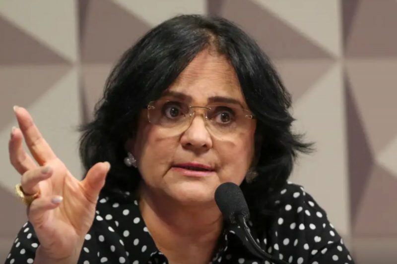 Damares Damares tenta barrar posse de Queiroz, oficializada pelo presidente