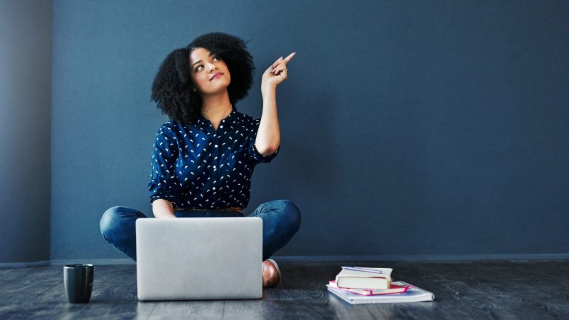 Mulher segurando caneta com notebook de frente Imagem de mulher segurando caneta com notebook de frente