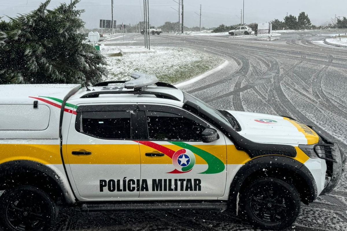 Nevasca na Serra do Rio do Rastro interdita trânsito da SC-390