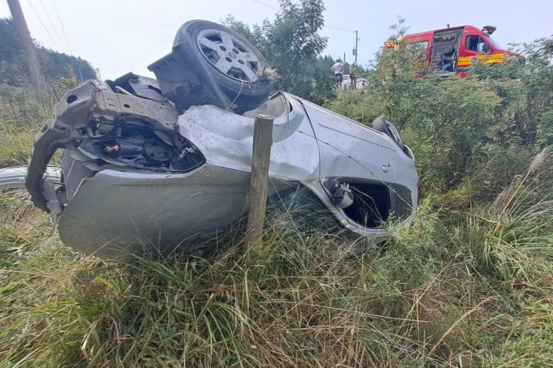 durante ultrapassagem na SC-114 Crislaine já sem sinais vitais, a cerca de 20 metros do carro