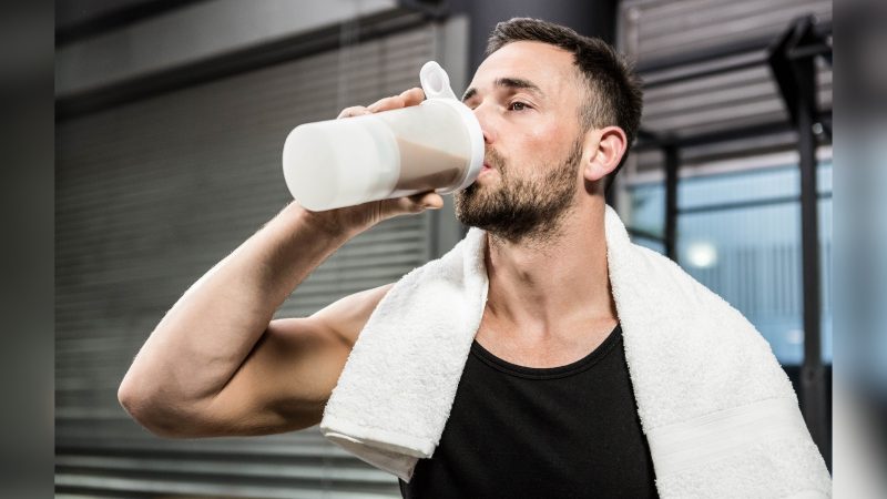 Shake de proteína homem tomando shake de proteína para ganhar massa muscular