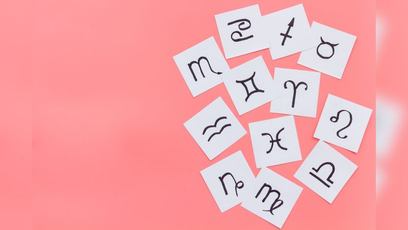 Desenhos de signos Imagens de vários papéis espalhados com desenhos de signos para falar sua maior virtude