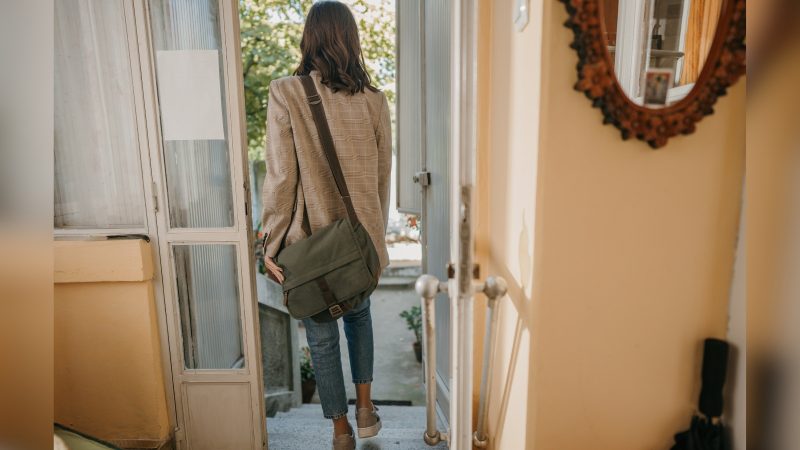 Sair de casa Pessoa saindo de casa com bolsa