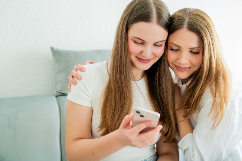 Dia das Mães Filha presenteia mãe com smartphone no dia das mães