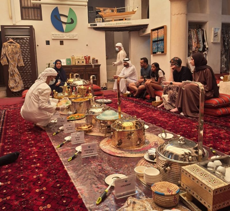No SMCCU é possível aprender sobre os costumes emirati e comer a culinária local