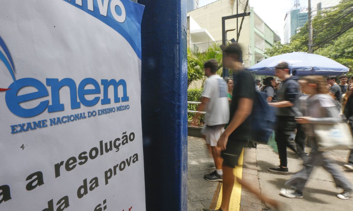 Alunos indo realizar a prova do Enem 