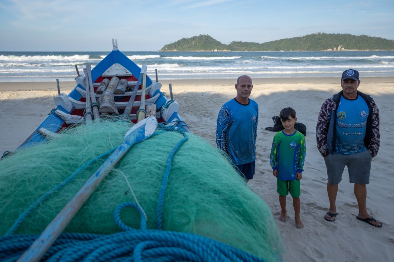 Rangel e Gilmar ficam de plantão no rancho, no Campeche, à espera a oportunidade para pescar tainha em Florianópolis - Foto: Germano Rorato/ND Rangel e Gilmar ficam de plantão no rancho, no Campeche, à espera a oportunidade para pescar tainha em Florianópolis - Foto: Germano Rorato/ND