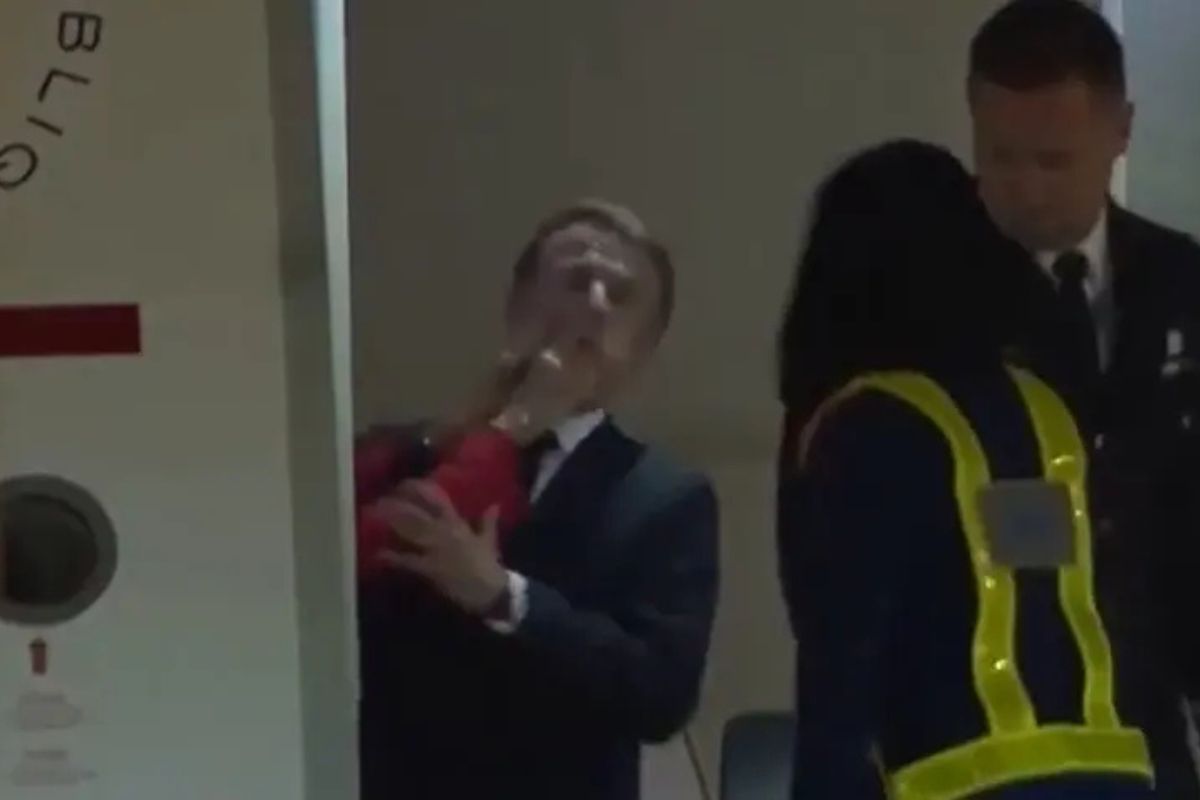 Tapa na cara de Macron foi flagrado na noite de domingo (25) Tapa na cara de Macron foi flagrado na noite de domingo (25)