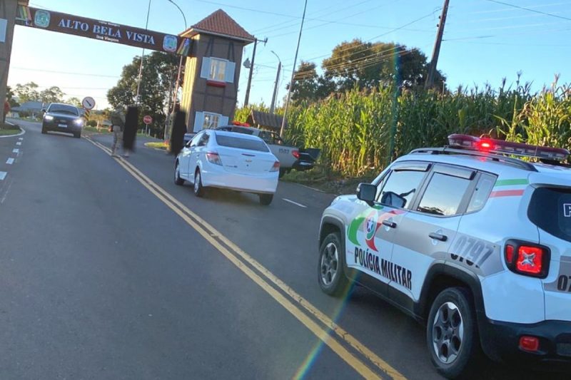 Taxista acha que assalto é piada, mas é derrubado e tem carro roubado em SC Taxista acha que assalto é piada, mas é derrubado e tem carro roubado em SC