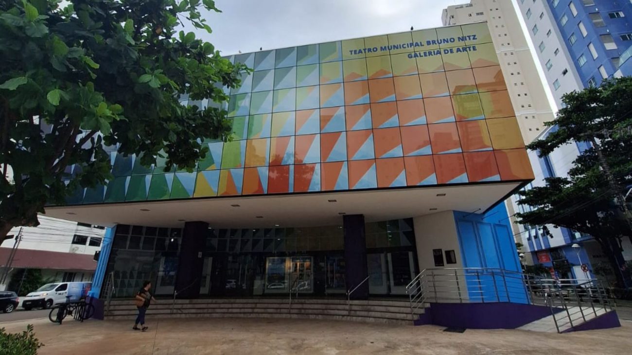 Foto mostra fachada do Teatro Municipal Bruno Nitz, um dos espaços públicos onde eventos de teor sexual estão proibidos.
