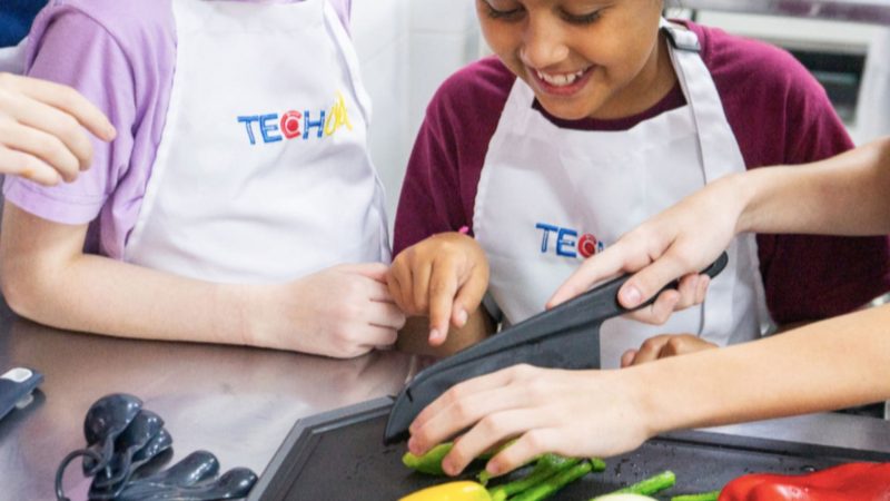 Alunos durante as aulas de culinária Foto mostra alunos durante aulas do projeto inédito no Brasil