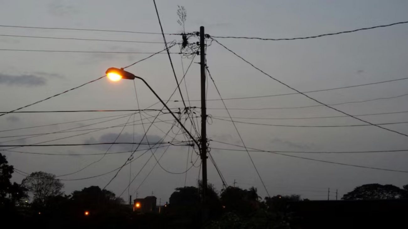 Quando as partículas solares alcançam a Terra, podem causar interferências em sistemas de comunicação, redes elétricas e satélites. Em casos extremos, essas tempestades podem levar a apagões e falhas em sistemas de navegação GPS. - Freepik/ND