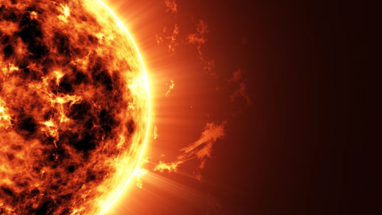 Sol expandindo imagem em céu escuro Imagem de sol expandindo imagem em céu escuro