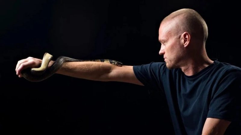 Tim Friede, que foi picado por cobras 200 vezes