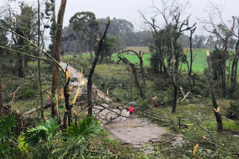 Tornado atinge o RS e em 20 minutos causa destruição com ventos de 93 km/h Tornado atinge o RS e em 20 minutos causa destruição com ventos de 93 km/h