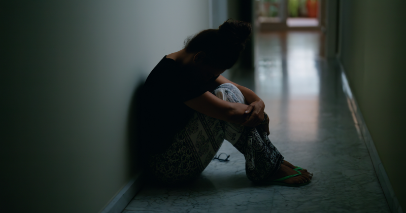 Mulher triste imagem de uma mulher triste no chão, para fazer referência as coisas que os homens condenados faziam com os pacientes