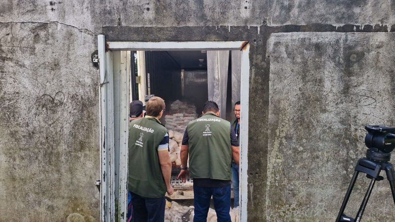 Fiscalização Imagem mostra fiscais na porta de fábrica insalubre