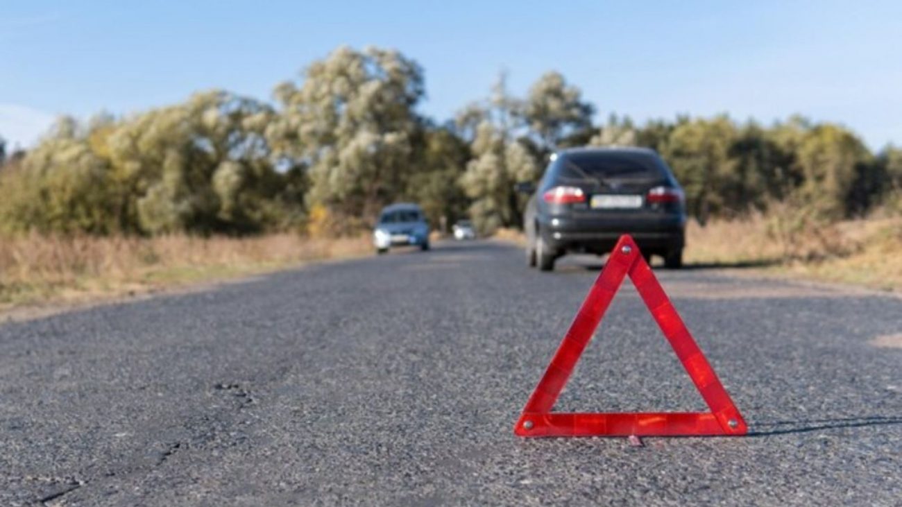 na foto aparece o triângulo de sinalização em um estrada com carro quebrado na foto aparece o triângulo de sinalização em um estrada com carro quebrado