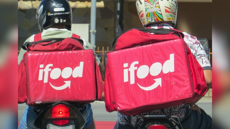 Imagem de duas pessoas em cima de moto de delivery do ifood