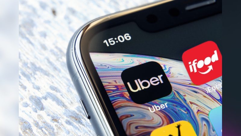 Imagem de celular com icones do uber e ifood