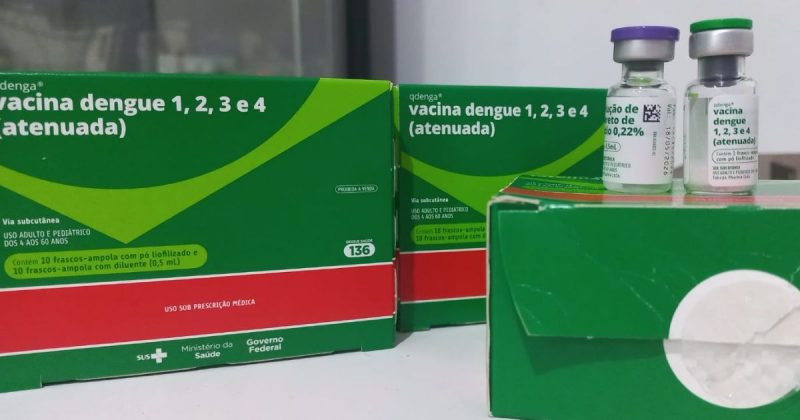 Caixas e frascos de vacina contra dengue Caixas e frascos de vacina contra dengue