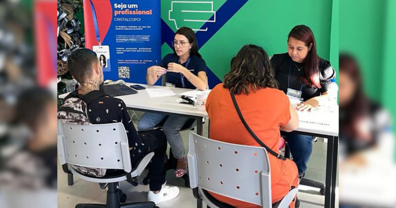 Foto de recrutadores com candidatos Foto de recrutadores com candidatos em um Feirão de Empregos