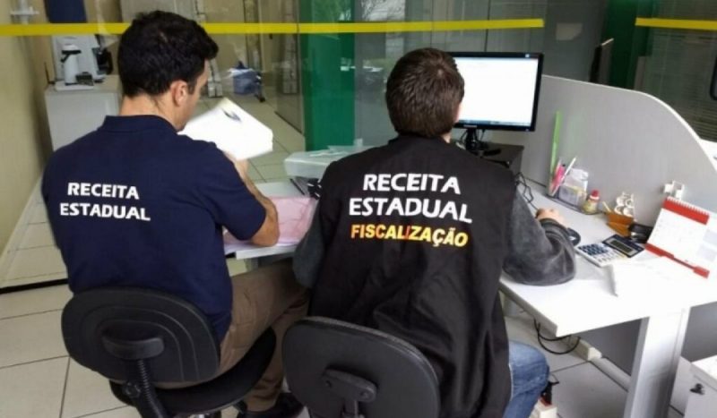 Foto de dois auditores fiscais Concurso para Auditor Fiscal de Tributos Municipais tem vagas para a área de TI e Auditoria e Fiscalização