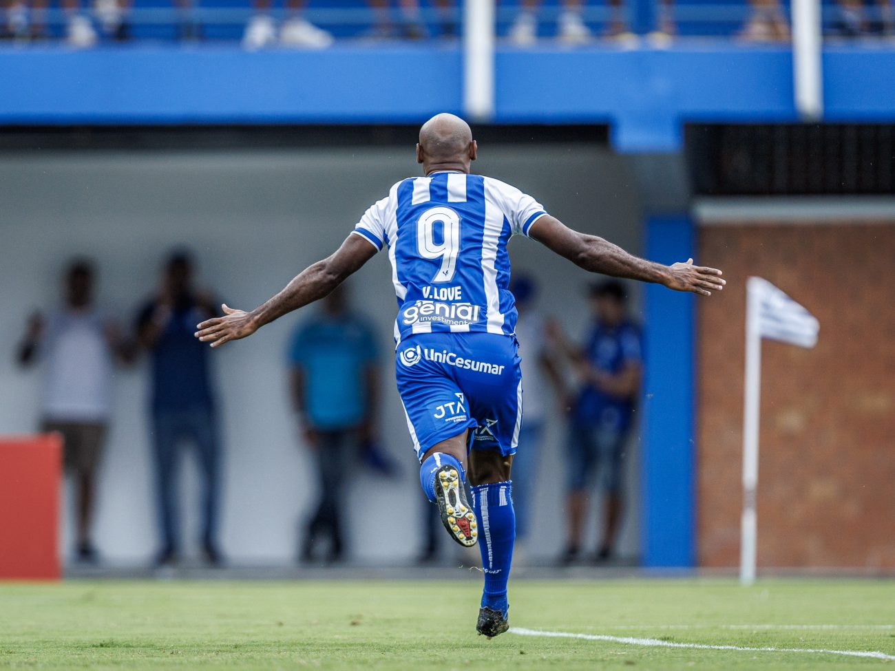 Vagner Love comemora gol pelo Ava&iacute; – Foto: Fabiano Rateke/Ava&iacute; F.C/ND