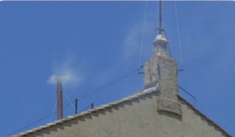 Sinal de fumaça branca confundiu os administradores das redes sociais do Vaticano Sinal de fumaça branca confundiu os administradores das redes sociais do Vaticano