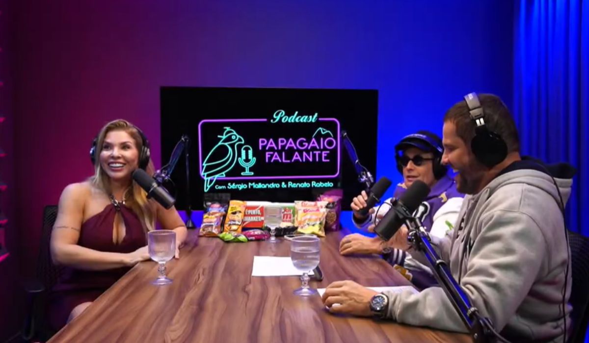 Verônica Costa participando do podcast Papagaio Falante