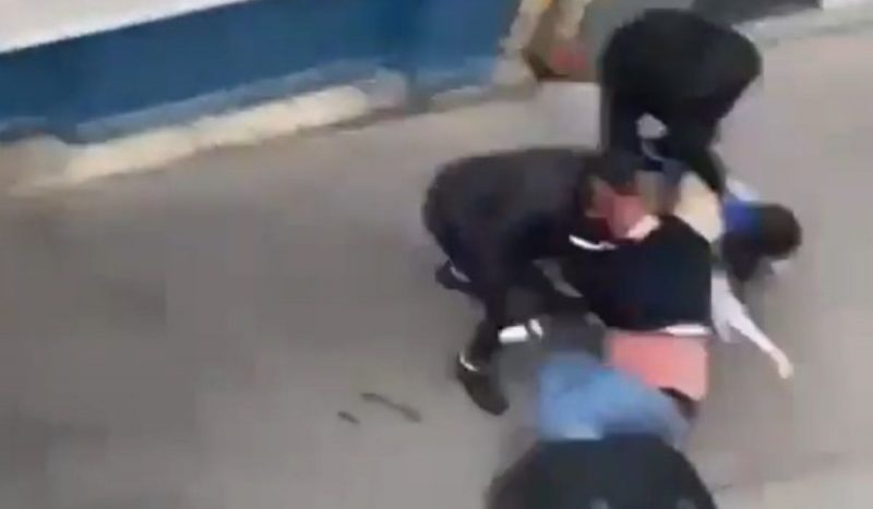 VÍDEO: Filha de CEO de empresa de criptomoedas salva família de sequestro VÍDEO: Filha de CEO de empresa de criptomoedas salva família de sequestro, foto mostra quatro pessoas enroladas enquanto mulher tenta fugir