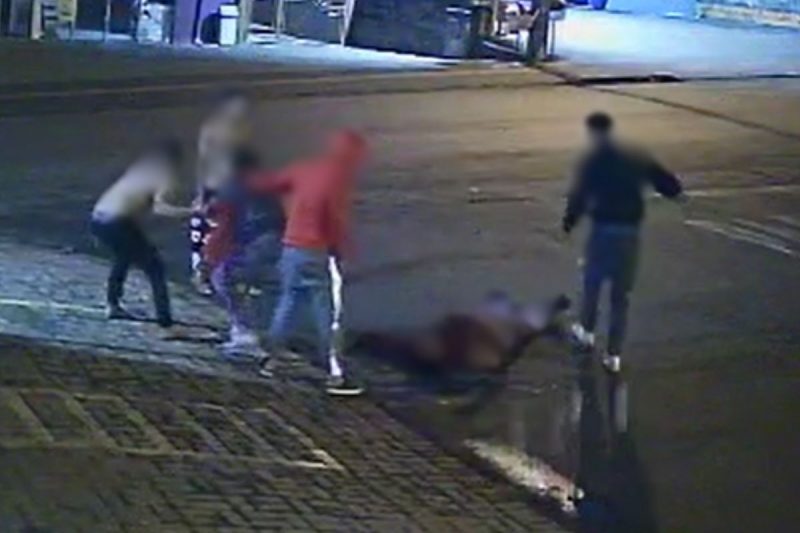 espancado Um jovem de 22 anos foi espancado com pedras e chutes