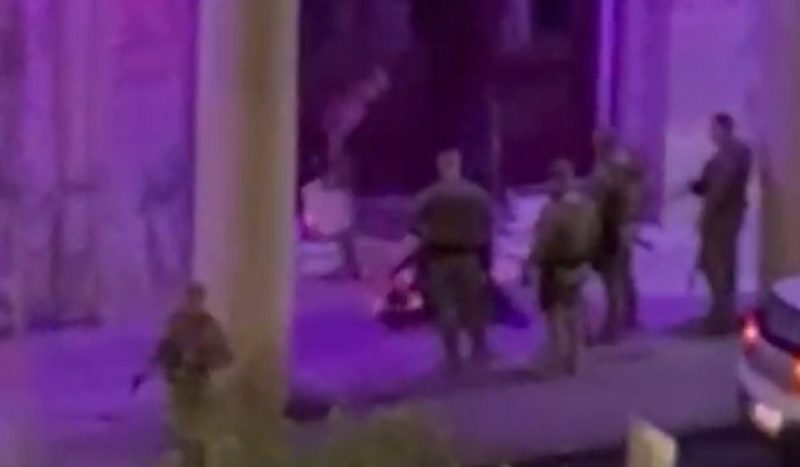 Agressão contra pessoas em situação de rua Agressão contra pessoas em situação de rua, foto mostra momento em que PM incendeia roupas de homem em situação de rua enquanto outros cinco policiais o cercam, assistindo às agressões