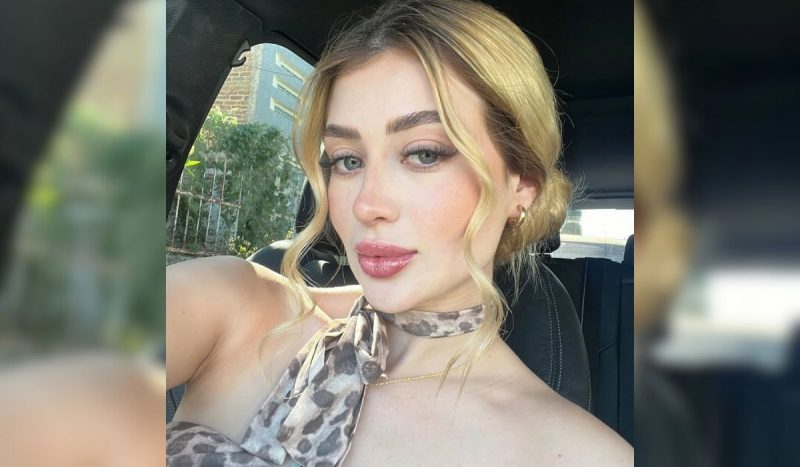 Tiktoker é assassinada durante live em salão de beleza Tiktoker é assassinada durante live em salão de beleza, foto mostra selfie de mulher branca, loira, de olhos azuis olhando para a foto, séria