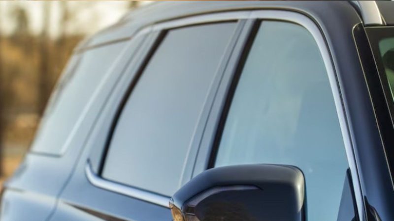 na foto aparece um vidro elétrico emperrado de um carro na foto aparece um vidro elétrico emperrado de um carro