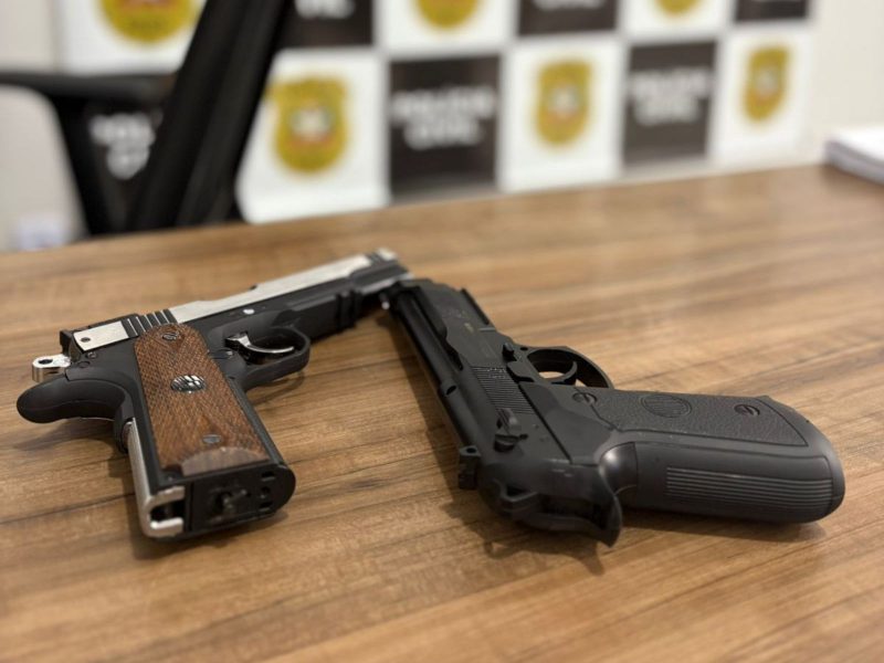 Imagem mostra duas armas falsas em cima de uma mesa