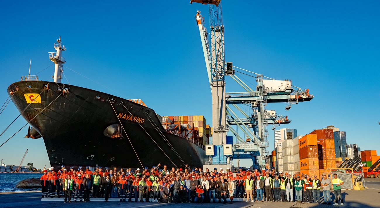 Navio e trabalhadores da Petrobrás no porto de Itajaí durante visita de Lula