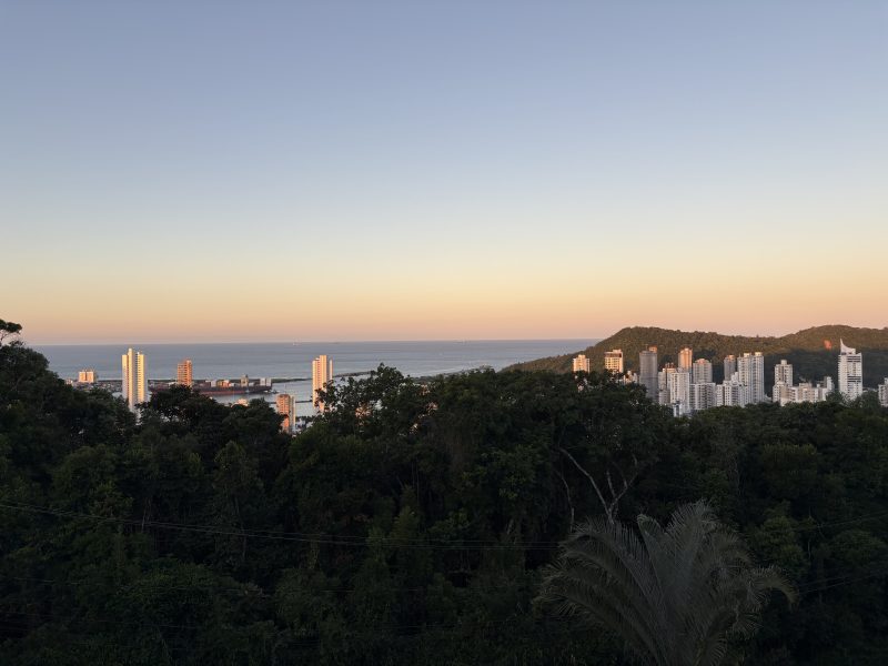 Vista de Itajaí Foto mostra vista do Morro da Cruz em Itajaí, ilustrando matéria sobre temperaturas mais altas