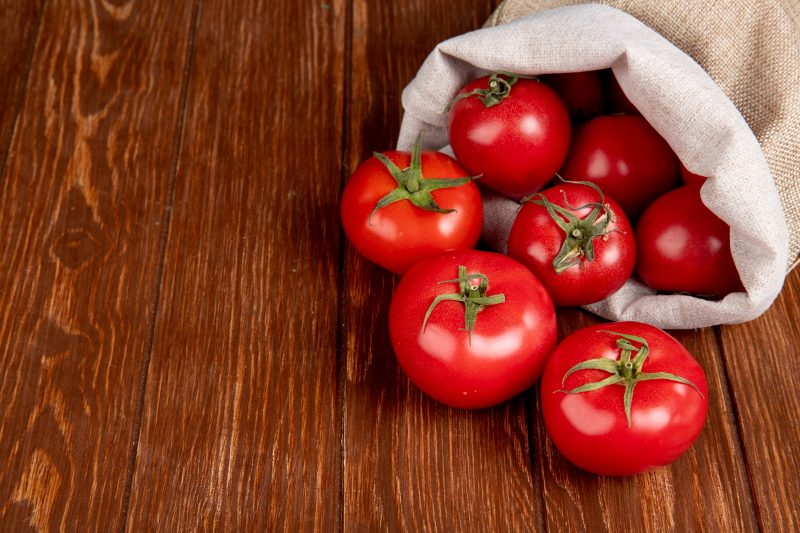 Tomates Tomates dentro de um saco industrial