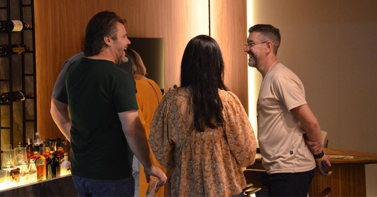 Pessoas conversando e olhando os estandes da feira Casapronta, para mostrar as experiências imersivas que os expositores querem adicionar ao evento 